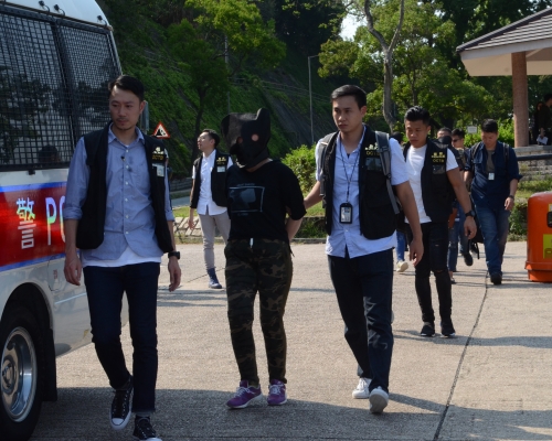 疑犯被押解上警車。 歐陽光偉攝