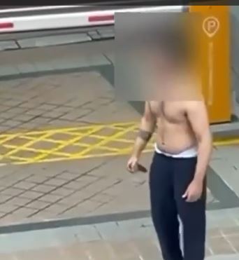赤膊男身材健碩。網片截圖