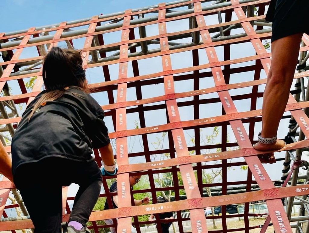 女儿Hathaway在爬网。