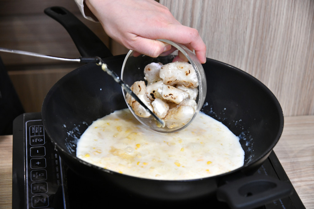 Step 8: 加入鱈魚柳拌勻，即成。 Add the cod fillet, stir well and serve.