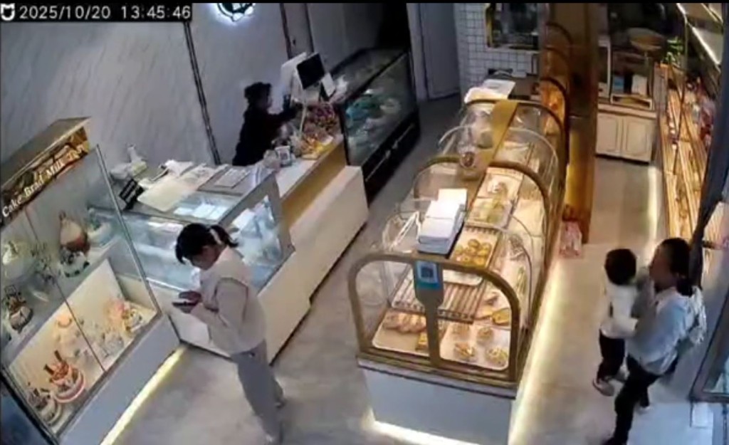 「小雲愛吃香菜」不滿店員阻止兒子用手碰食物，造謠店家食物衛生。抖音