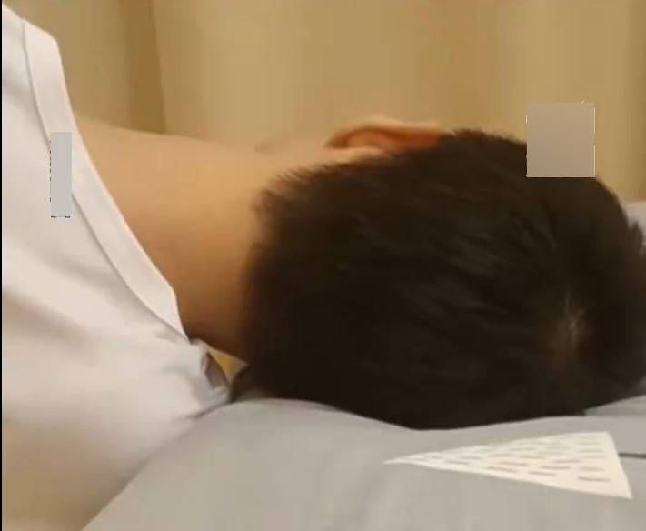 广东卫健委提醒枕头不可过高,否则可能诱发脑中风。佛山新闻 广东卫健委提醒枕头不可过高,否则可能诱发脑中风。佛山新闻