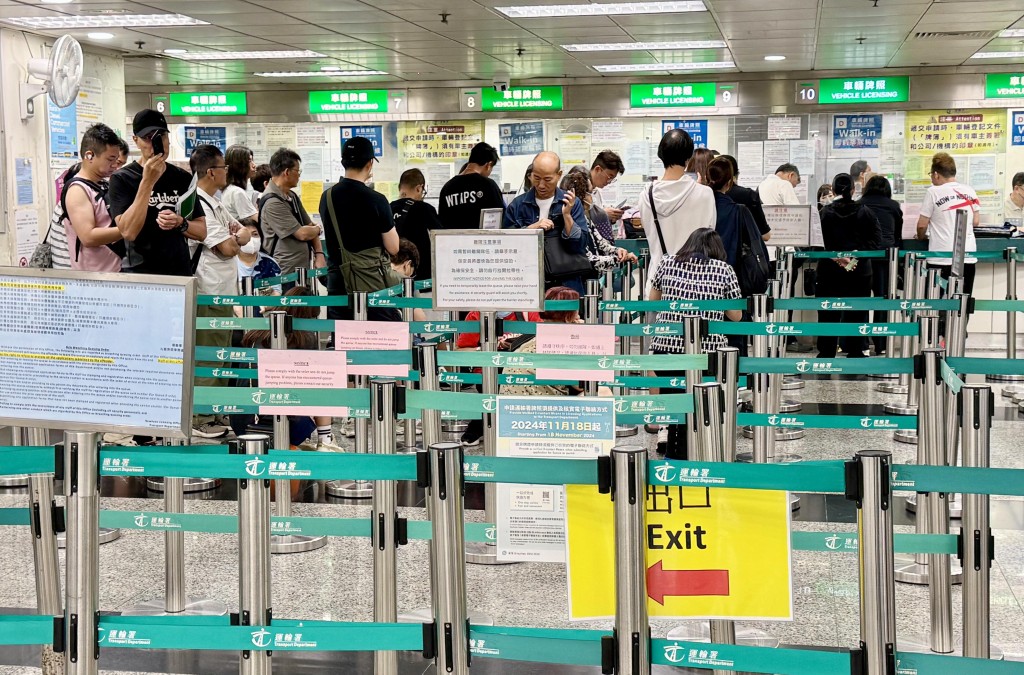 筆試需在45分鐘內回答65條多項選擇題(MC),分為甲部「的士及網約車營運」(30題)及乙部「道路使用者守則」(35題)。資料圖片/盧江球攝 筆試需在45分鐘內回答65條多項選擇題(MC),分為甲部「的士及網約車營運」(30題)及乙部「道路使用者守則」(35題)。資料圖片/盧江球攝