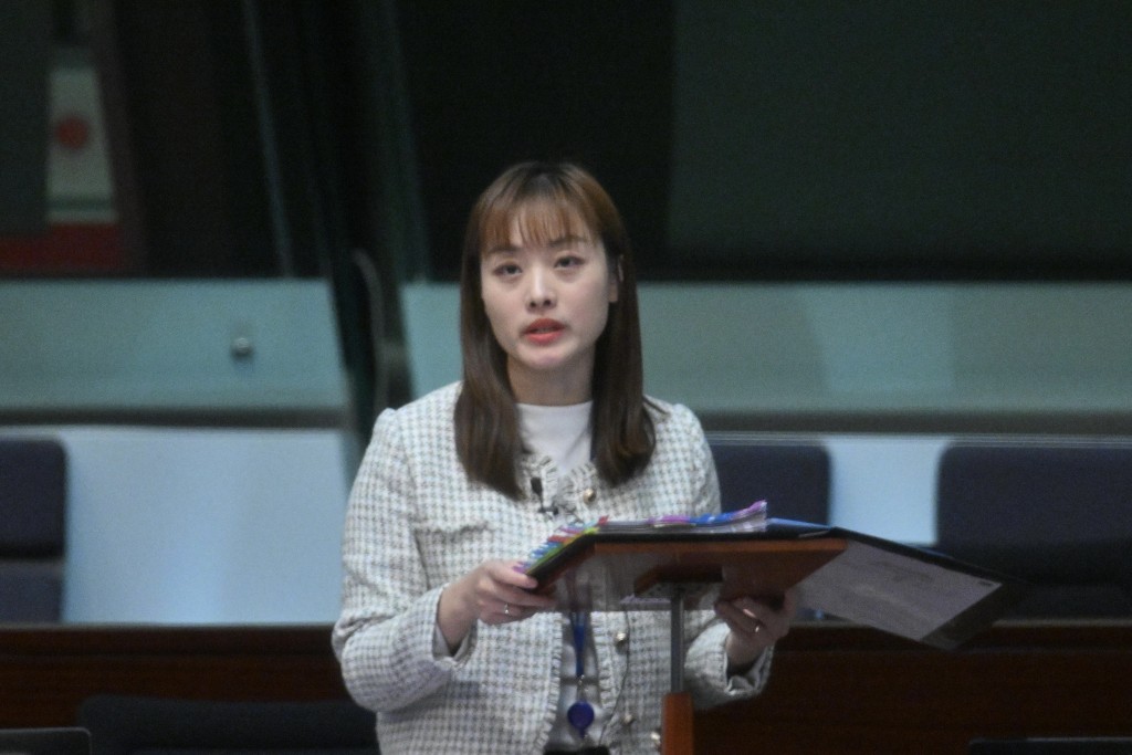 張曼莉指，任何在香港出版或公開展示、內容帶有淫褻或不雅成分的物品，不論製作時是否使用AI，均受《淫褻及不雅物品管制條例》所規管。蘇正謙攝