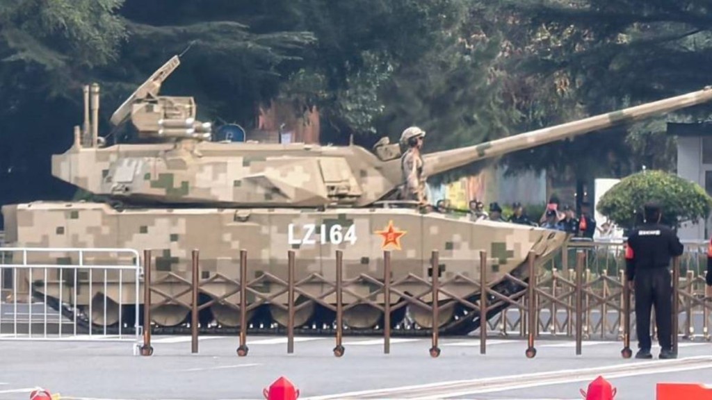 新型中型坦克在閱兵二次彩排中曝光。網圖