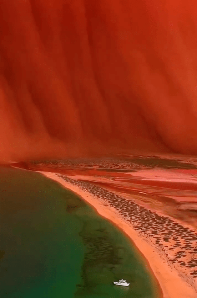 澳洲西海岸近日出现一幕震惊全球的自然异象，整片天空被染成如鲜血般的深红色，相关影片在网络疯传。X@Rachel985456360