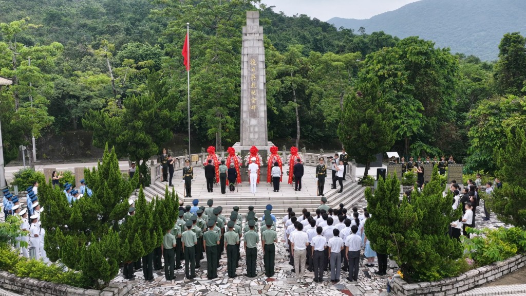 駐港解放軍：與香港社會各界代表 共同瞻仰斬竹灣等抗日英烈紀念碑