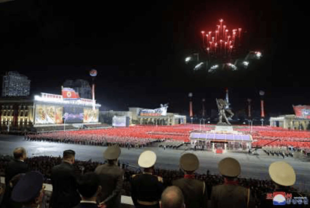 今年7月27日慶祝韓戰《停戰協定》簽署紀念日，北韓同樣舉行了夜間閱兵儀式。路透社