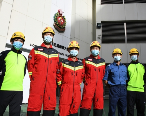  (左起)黃永興、王瑞進、黃小明、羅文傑、李兆聰及薛穎麟分享當日救人驚險過程。楊偉亨攝