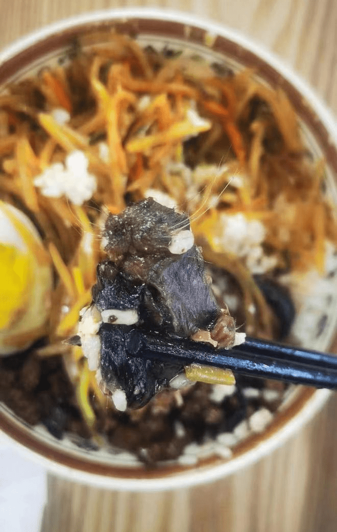 华北理工饭堂食出鼠头，店家称是牛肉，事件仿如江西「鼠头鸭脖」事件翻版。