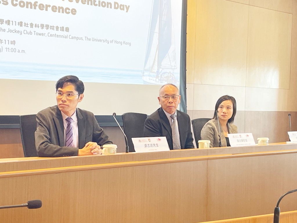 葉兆輝(中)認為,若校園能營造友善氛圍,讓學生感到被老師關愛、課程設計具趣味性,可有效減低自殺風險。蔡思宇攝 葉兆輝(中)認為,若校園能營造友善氛圍,讓學生感到被老師關愛、課程設計具趣味性,可有效減低自殺風險。蔡思宇攝