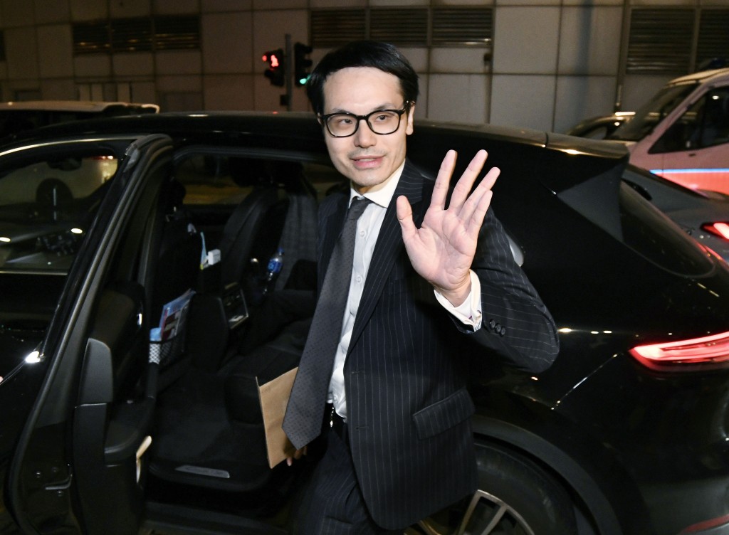 范德偉到達北角警署，其間他向傳媒揮手，未有回答是否擔任林作的代表律師。何君健攝