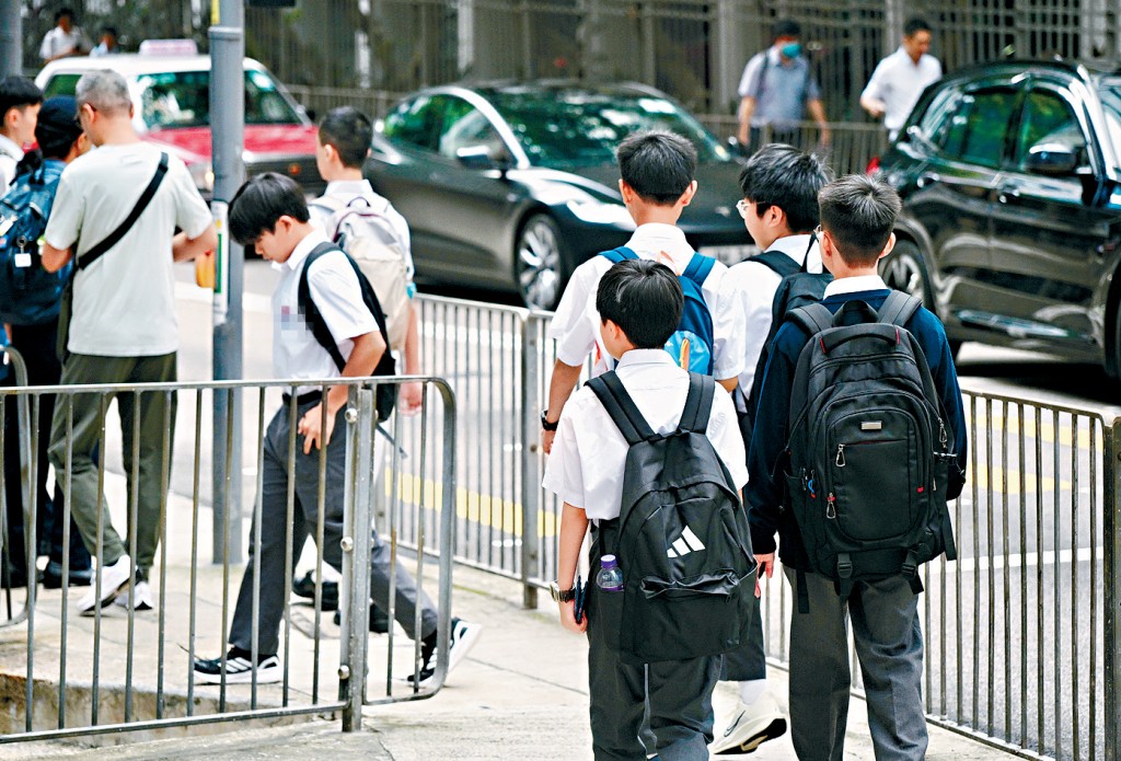 教育局表示，根據今年11月上載於學校網頁的2023/24經審核帳目的財務資料，直資學校的平均累積儲備相等於約8個月的營運開支。