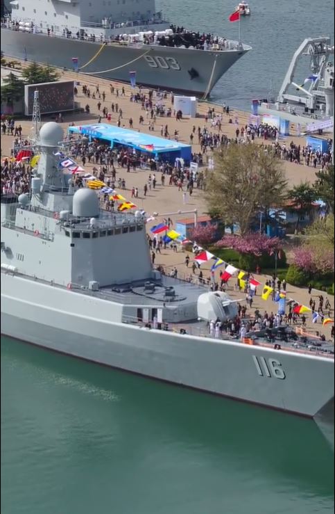 解放军海军成立75周年，山东青岛举行军营军舰开放参观活动。小红书