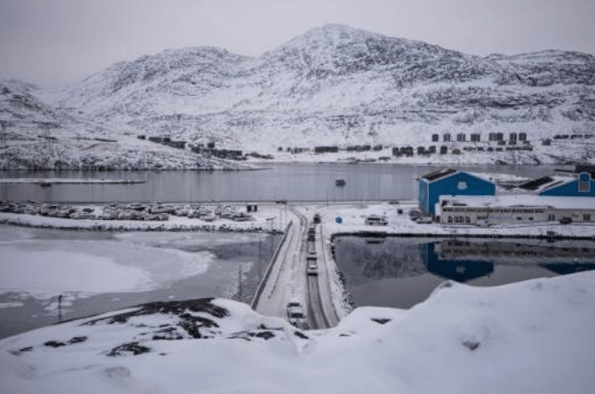 美國總統特朗普表示，在與北約秘書長呂特會晤後，美國與北約方面已就格陵蘭及整個北極地區達成「未來協議框架」（framework of a future deal），因此決定撤回原定對八個歐洲盟友加徵關稅的計劃。法新社