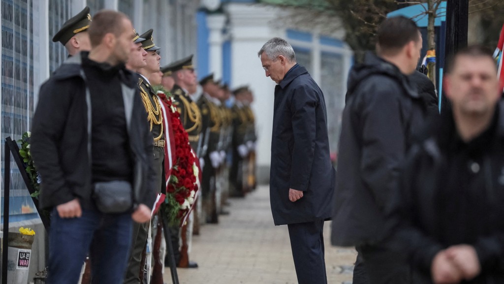 北約秘書長斯托爾滕貝格（Jens Stoltenberg）科訪基輔，到陣亡將士紀念牆致意。 路透社