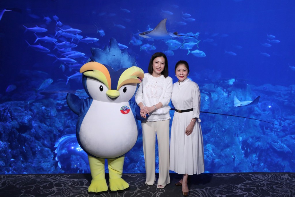 慈善基金信託人之董事陳凱韻女士(劉太)與保育基金主席陳晴女士代表雙方簽訂承諾書。