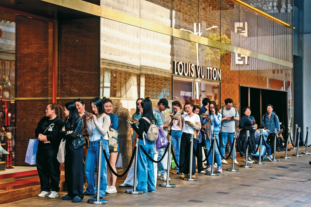 大批內地遊客趁春節長假來港，尖沙咀廣東道名店昨日再現輪候購物長龍，料對本港零售市道有刺激作用。