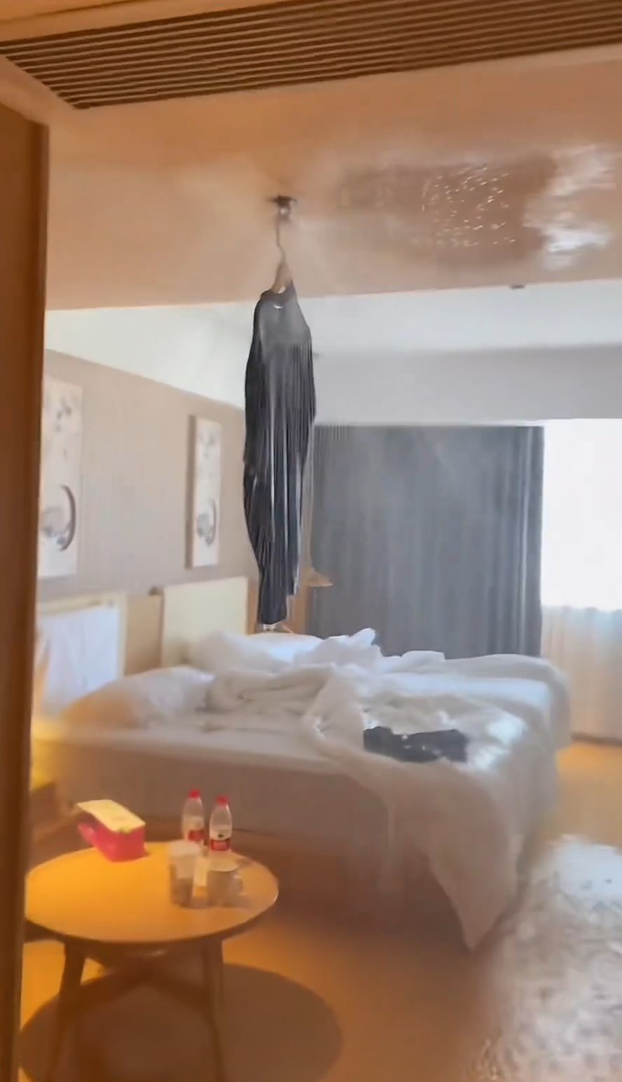 消防花灑被啟動，讓全房被淹浸。微博@大象搬磚