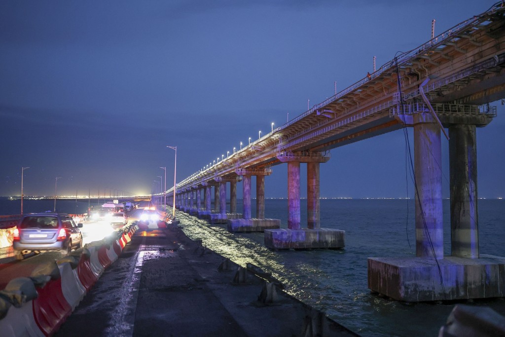 连接俄罗斯和克里米亚半岛的克里米亚大桥上行驶著汽车。AP