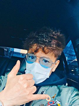 木村拓哉做廿四孝老竇，買衣服給兩女兒並為她們拍照。