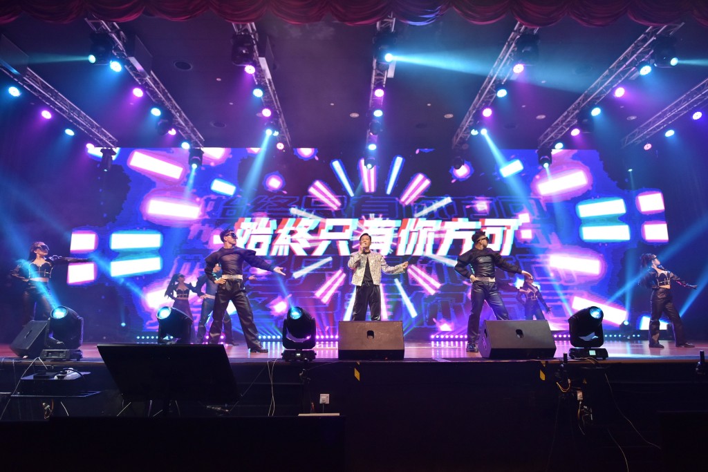 张兆辉演唱张国荣的《无心睡眠》时，大展舞技。