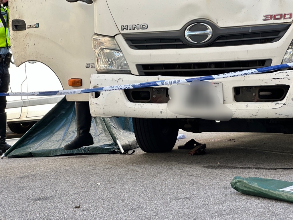 車底遺下一隻涼鞋。梁國峰攝