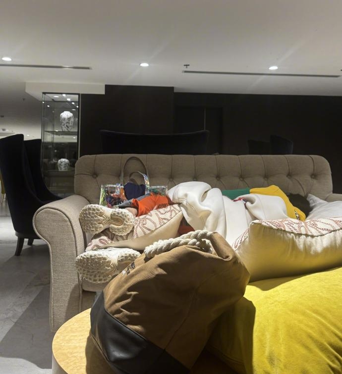 徐女士和母亲将行李搬到酒店大堂睡觉。南方都市报 徐女士和母亲将行李搬到酒店大堂睡觉。南方都市报