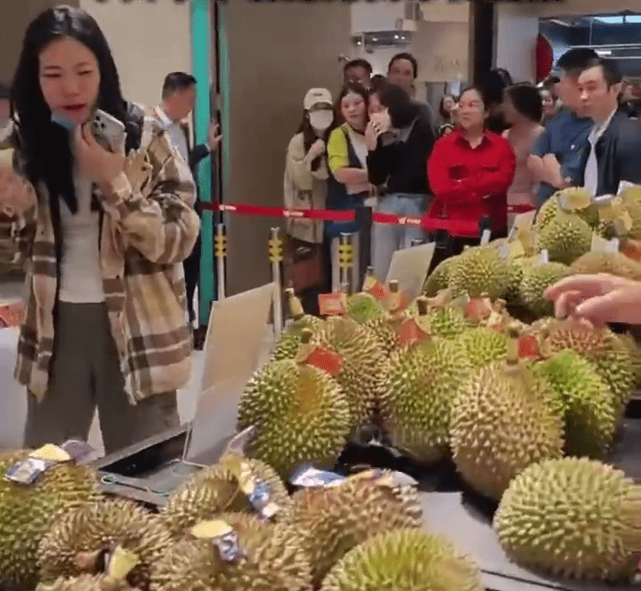 海南封關首日,居民排長隊購首批榴槤。 中新網 海南封關首日,居民排長隊購首批榴槤。 中新網