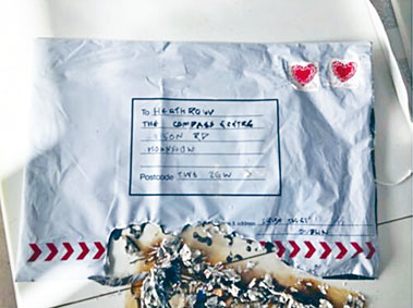 寄往希斯路机场的可疑包裹曾在打开时着火。