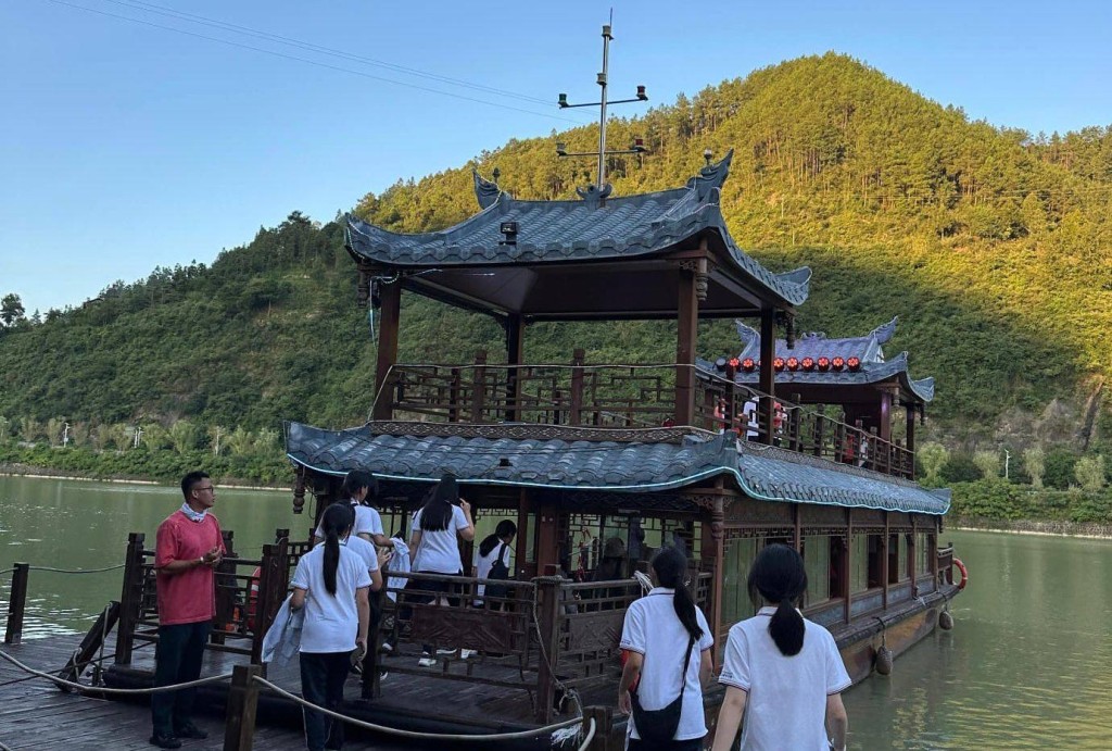 遊船河欣賞兩岸風光。
