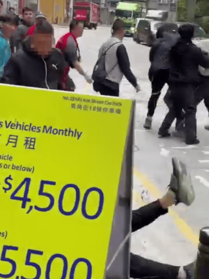 有人跌倒撞到停車場水牌。 有人跌倒撞到停車場水牌。