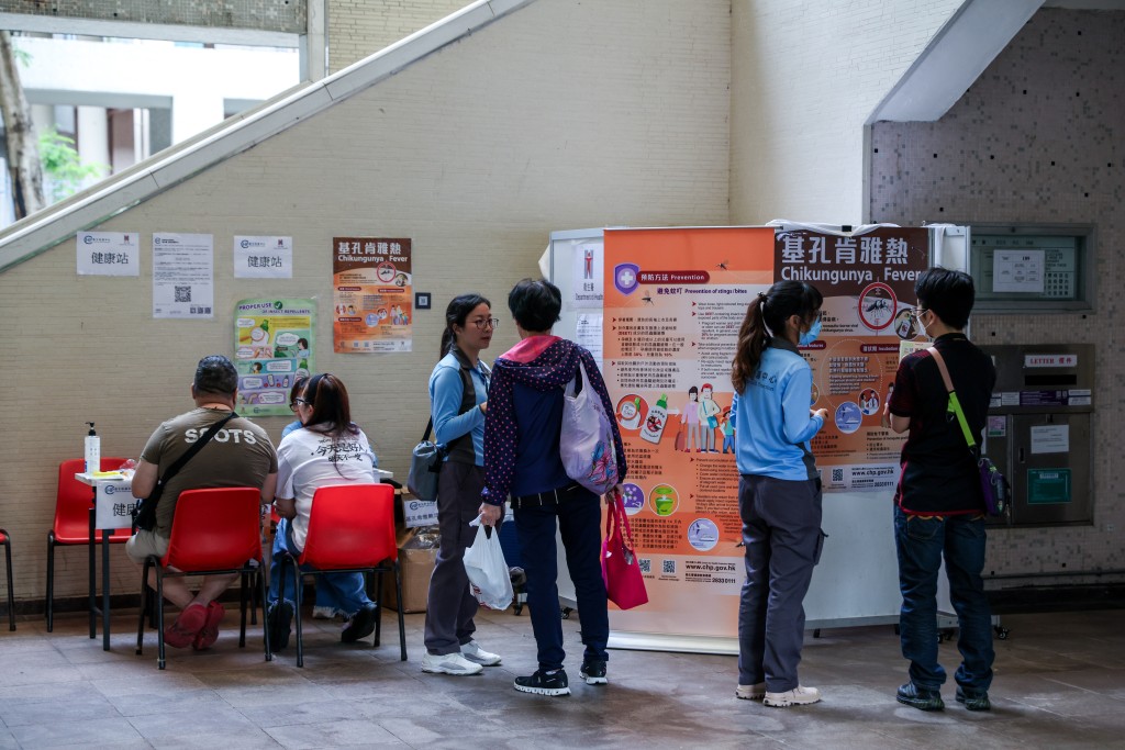 衞生防護中心在鳳德商場二樓設醫護站,為有病徵居民抽血檢驗。何家豪攝 衞生防護中心在鳳德商場二樓設醫護站,為有病徵居民抽血檢驗。何家豪攝