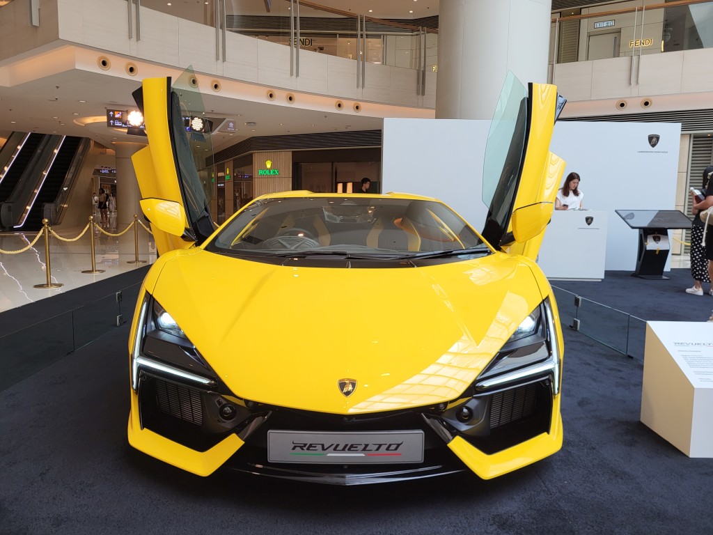 林宝坚尼Lamborghini全新Revuelto首辆右軚版日前空运抵港。