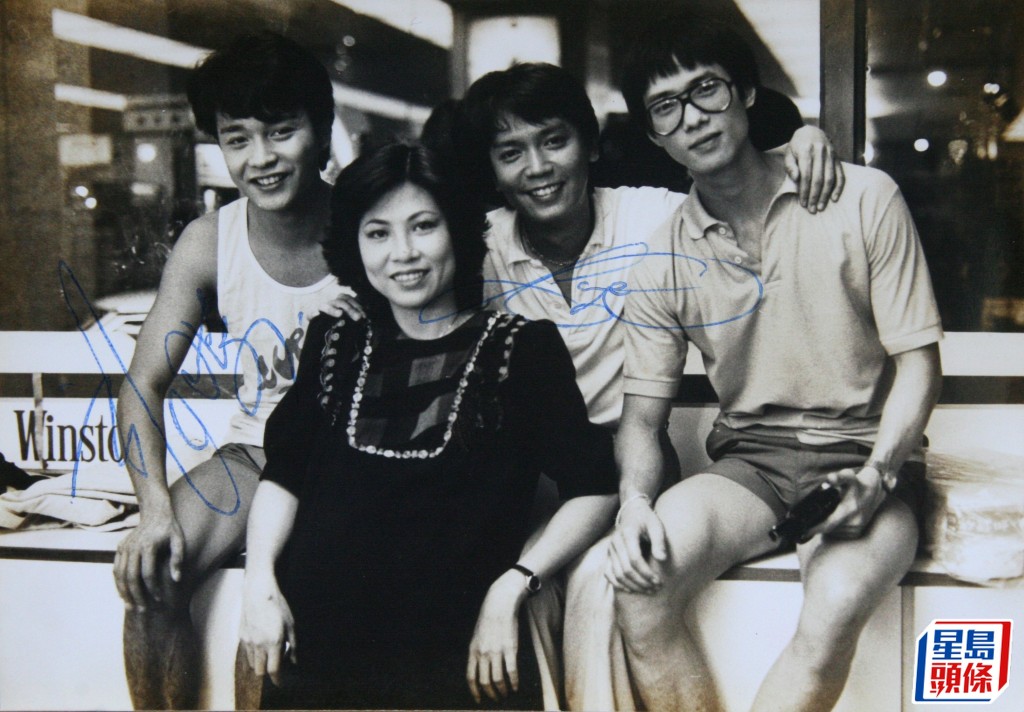 賈思樂（右二）1982年與張國榮（左一）等拍電影《衝激21》。