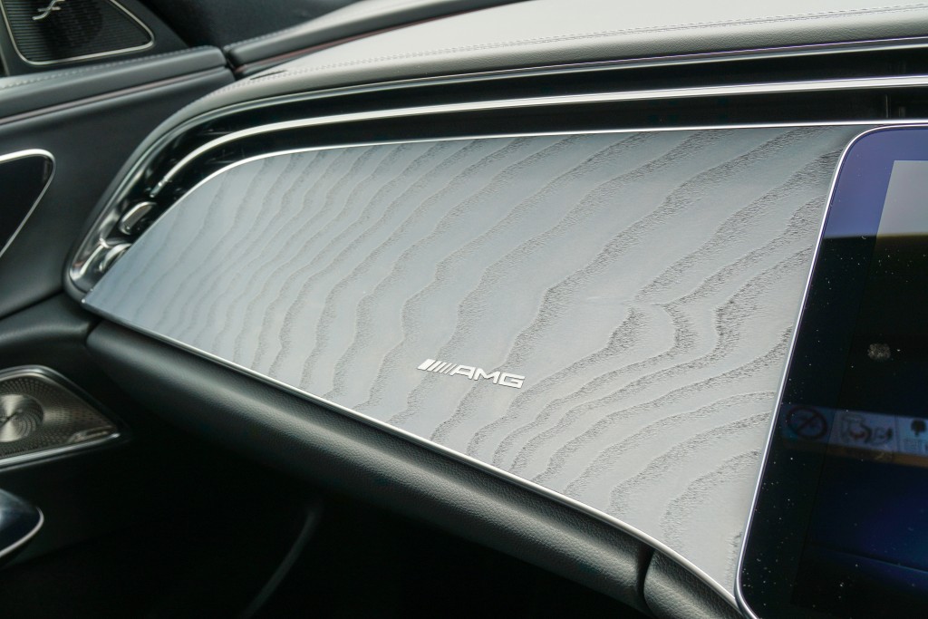 充電混能平治Mercedes-AMG E 53 HYBRID 4MATIC+本地試駕:專屬grey open-pore ash wood本紋飾板附AMG標誌。