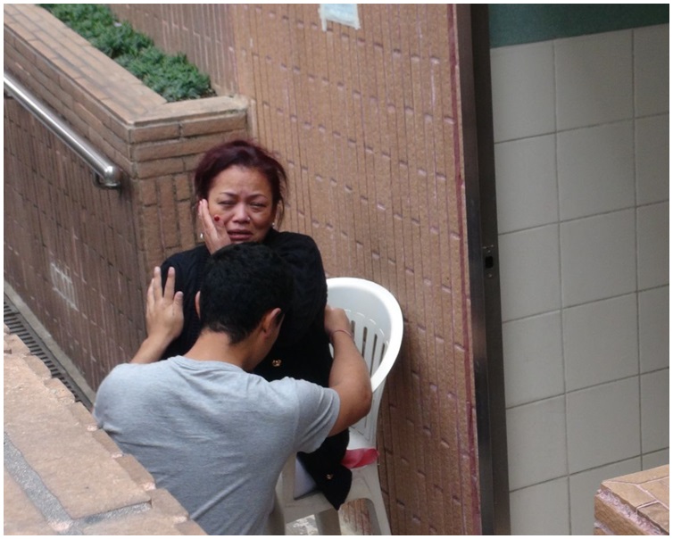 死者亲友赶到现场确认死者身份。林思明摄