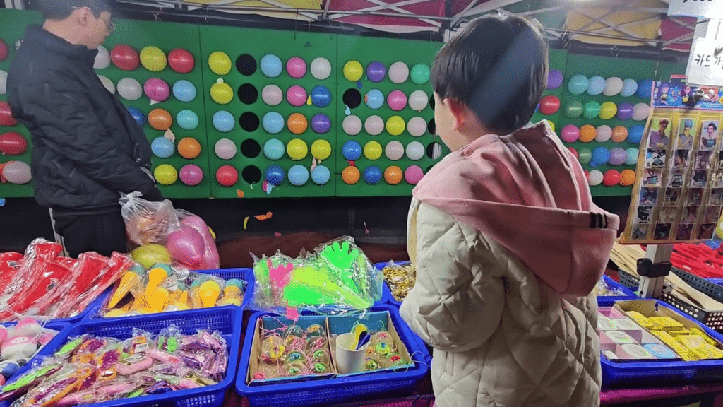 南韓男童夜市展神技，一鏢連破五氣球。 @_210208_890106 IG