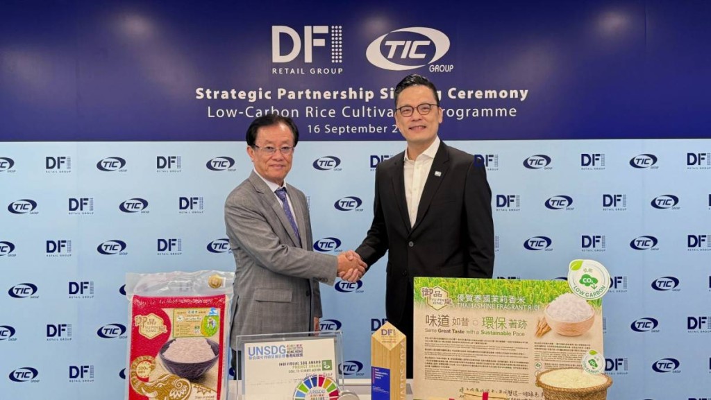 DFI零售集團零售食品行政總裁劉曉恩（右）與Toumi總裁Chaikun Tepkasetkul（左）出席簽約儀式。