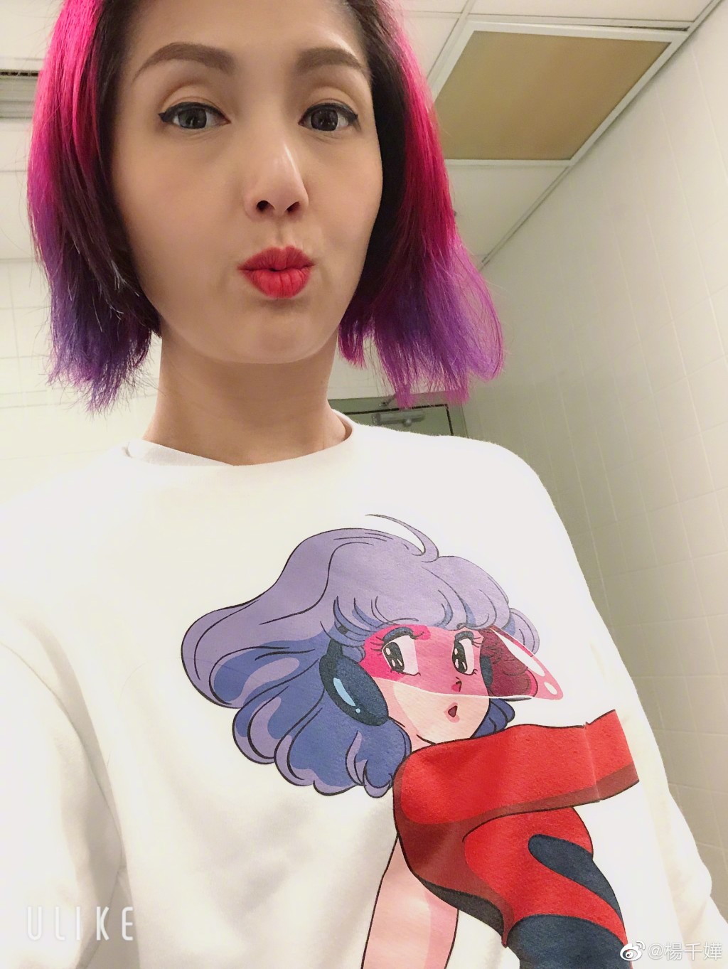 一向愛染紫色頭髮的楊千嬅也是小忌廉粉絲，她身上的Undercover x 我係小忌廉衛衣，當年約賣3萬日圓（約1,500港元）。