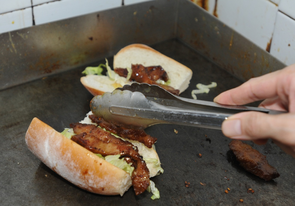 炭烧猪颈肉包用上来自四川省的金锣猪颈肉，香口不油腻。