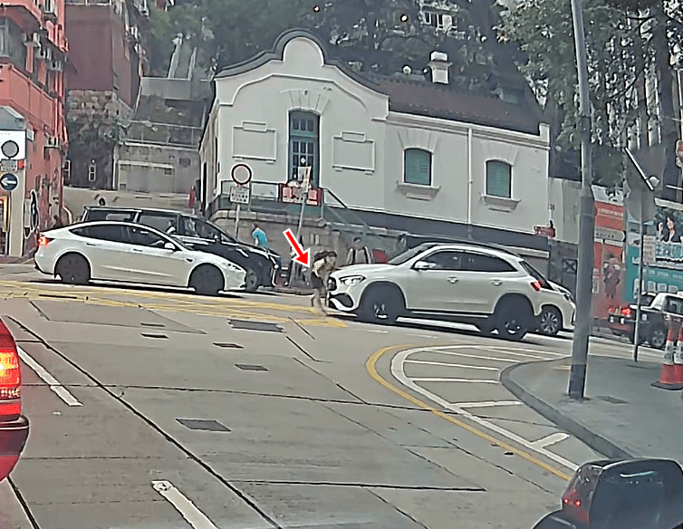 男子突然衝出馬路。fb：車cam L（香港群組）