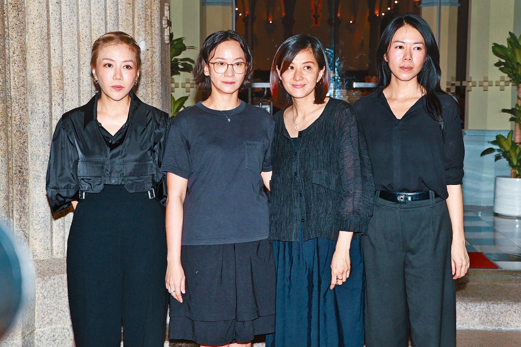 彭秀慧（左一）、陈嘉敏（左二）等姊妹齐送文忻最后一程。