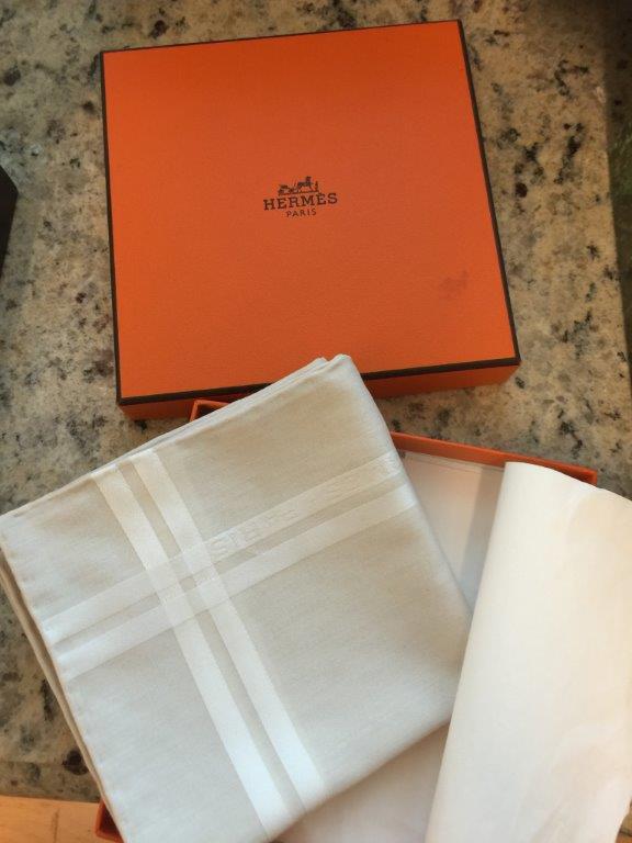 名牌物品亦有被拍賣。圖為Hermès手巾。