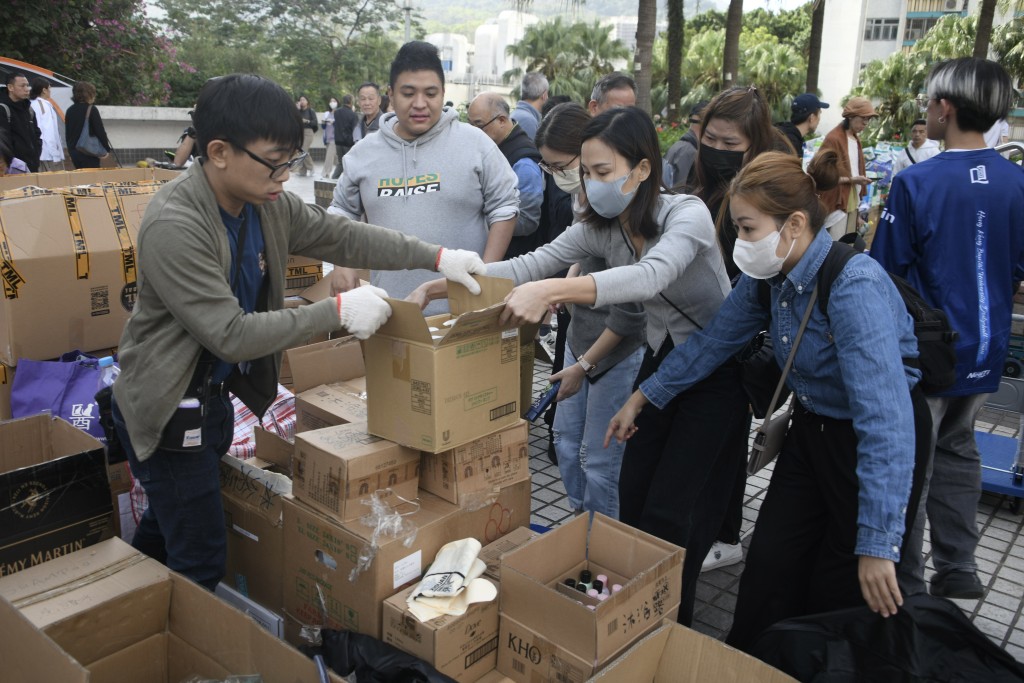 義工協助將物資分類及派發。 義工協助將物資分類及派發。