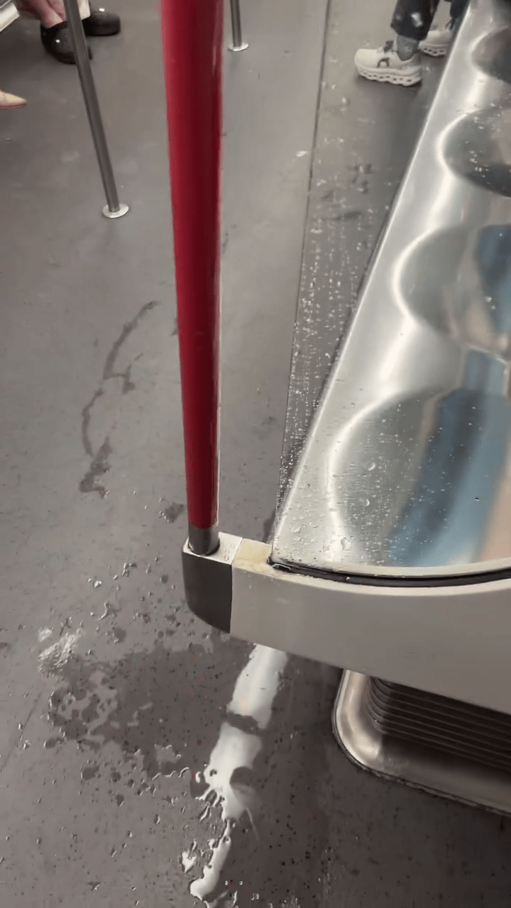雨水滴入車廂