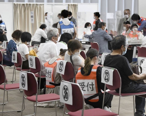 大阪及東京大規模接種中心今日運作。AP圖片