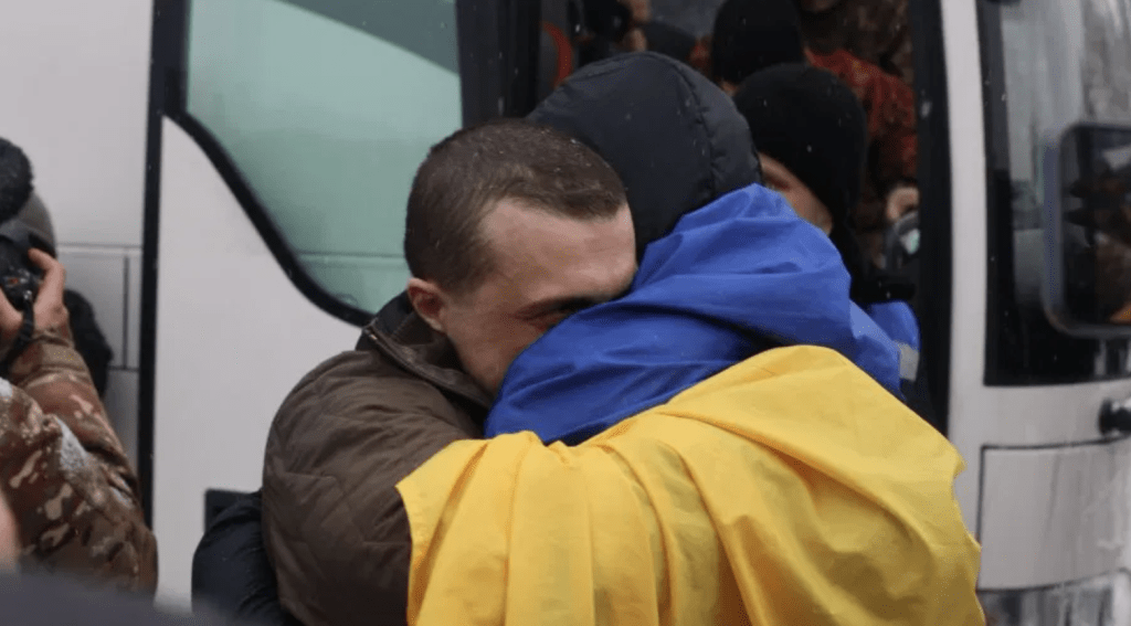 烏克蘭戰俘獲釋後與親友相擁而泣。澤連斯基X帳號