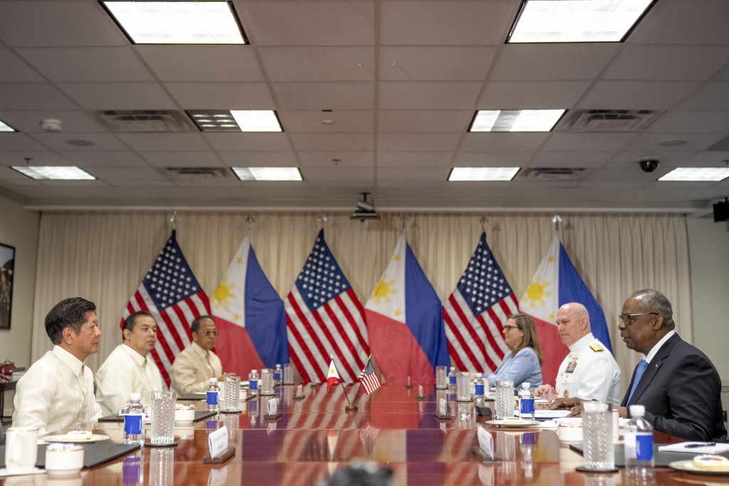 菲律宾总统小马可斯与美国防长会面。AP