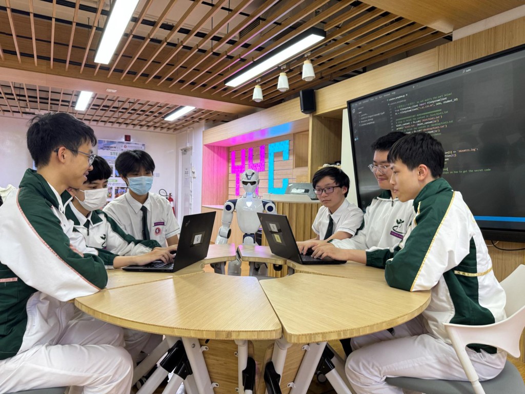 引入宇樹智能機器人擔任 AI 助教。 引入宇樹智能機器人擔任 AI 助教。